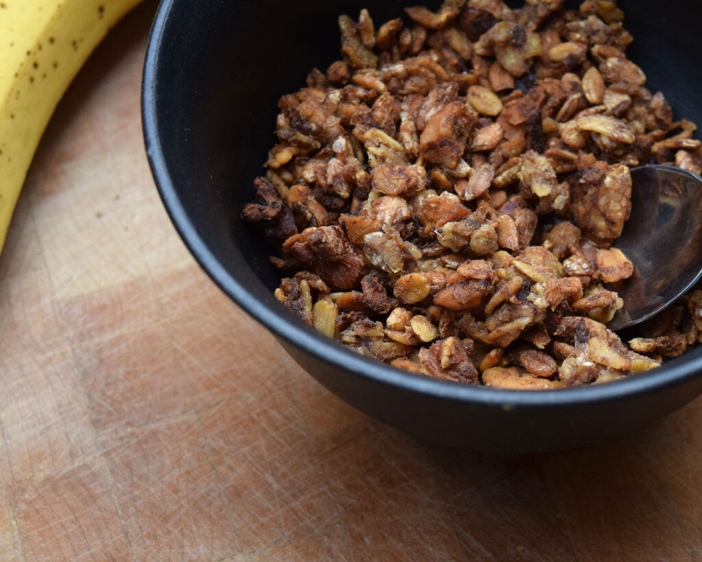 Banana bread granola