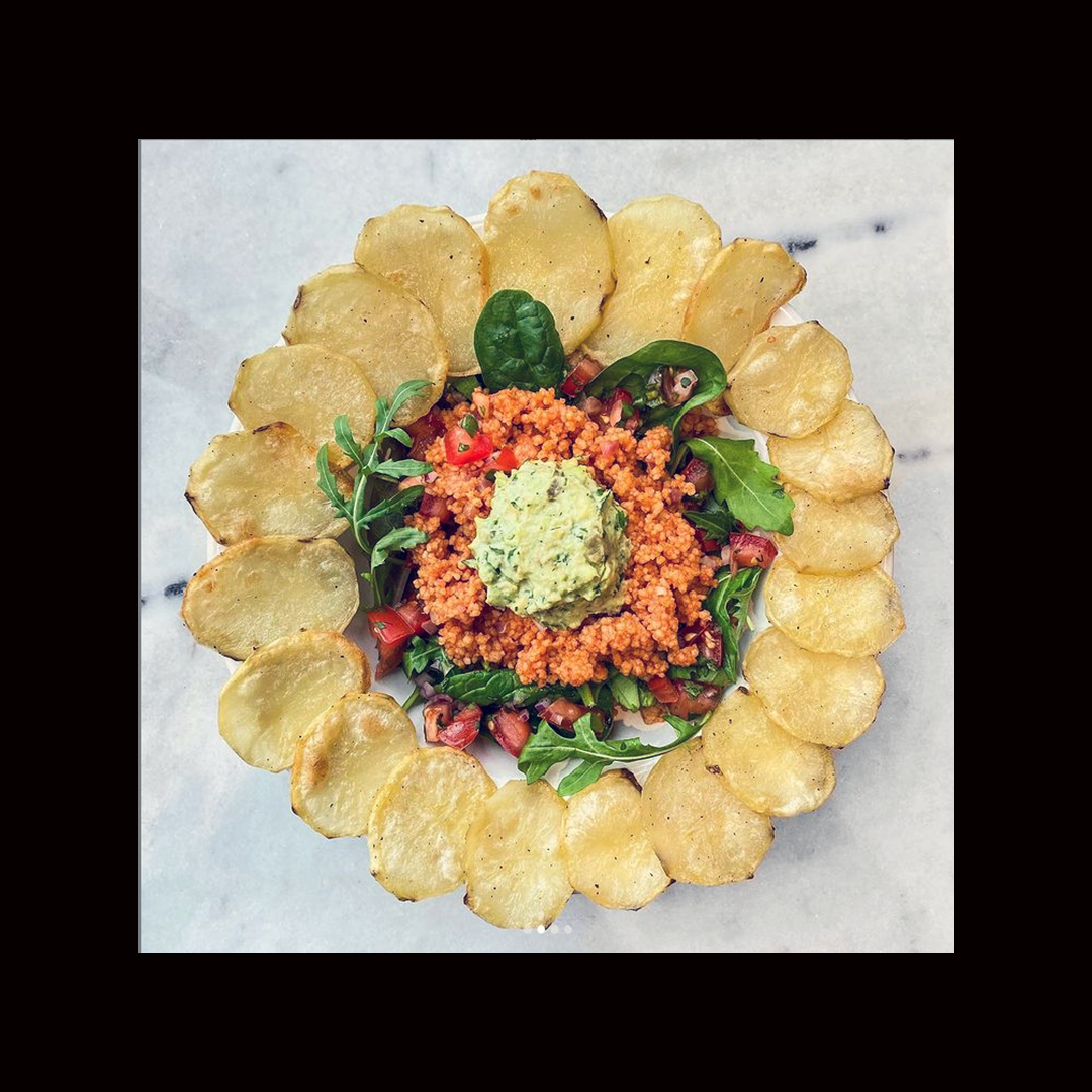 Bol de couscous mexicain avec patates frites maisons