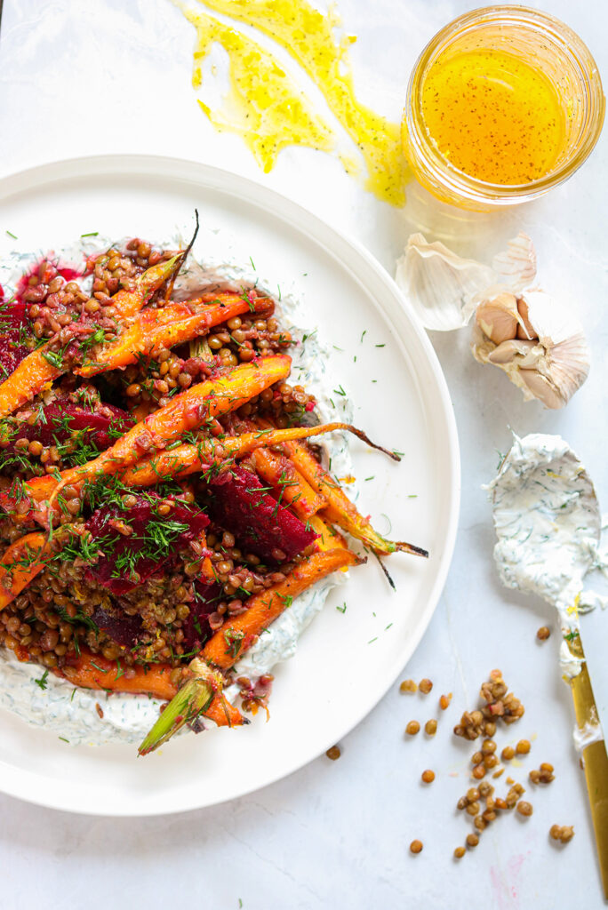 Salade de lentilles et légumes rôtis sur labneh à l'aneth